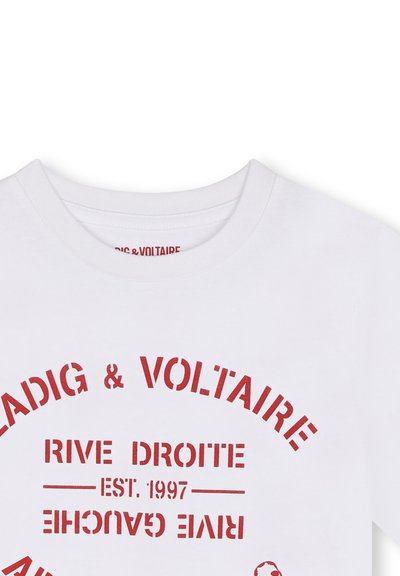 Witte katoenen T-shirt met ronde hals. Kenmerkt zich door rode geprinte tekst "RIVE DROITE EST 1997" en "GAUCHER" in een vette, versleten lettertype.