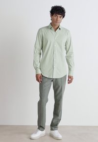 HUGO KENNO - Dalykiniai marškiniai - light/pastel green
