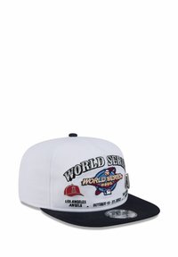 Weißer Hut mit schwarzem Schirm, auf dem "WORLD SERIES" in fettem Text gestickt ist. Symbole der Los Angeles Angels und Datumsangaben sind enthalten.