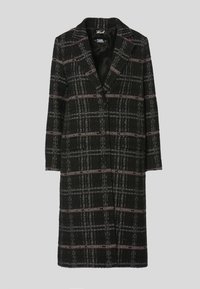 Cappotto a quadri nero e grigio con maniche lunghe, collo con revers e due bottoni frontali. Presenta dettagli rossi e un tessuto strutturato.