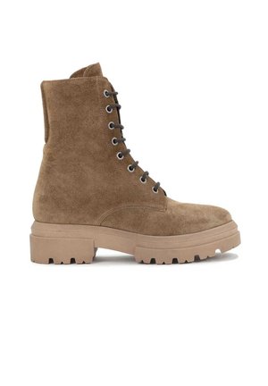 Braune Wildleder-Ankle-Boots mit einer robusten beige Gummisohle und abgerundeter Zehenpartie. Mit schwarzen Schnürsenkeln und Metallösen zum Verschließen.