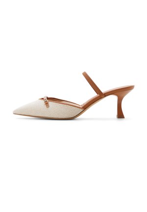 Mule beige de malla con punta puntiaguda, tacón bajo curvado marrón y una sola tira marrón cruzando el empeine.