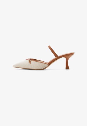 Mule beige in rete con punta affusolata, tacco basso marrone curvo e singolo cinturino marrone sul piede.
