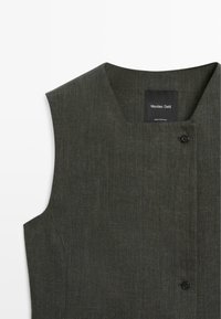 Tmavě šedá bezrukávová zakázková vesta s kulatým výstřihem a dvěma černými knoflíky, označená Massimo Dutti, vyrobená v Portugalsku.