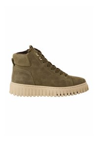 Baskets montantes vert olive en suede, avec une semelle beige texturée, des lacets ronds et une cheville rembourrée pour le confort.