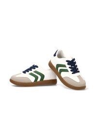 Zapatillas blancas con acentos verdes y azul marino, con un diseño ligero, suela de goma texturizada y paneles en tonos marrones contrastantes.