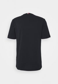 Černé bavlněné tričko s kulatým výstřihem, krátkými rukávy a malým červeným, bílým a modrým akcentem na krku. Jednoduchý pohled ze zad.