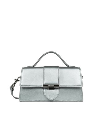 Sac à main rectangulaire en cuir argenté avec poignée supérieure, fermeture à rabat et bandoulière amovible.