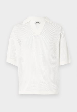 Bílý krátký svetr s krátkými rukávy a výstřihem do V, vyrobený z lehké síťované tkaniny. Má jednobarevný límec a volnější střih.