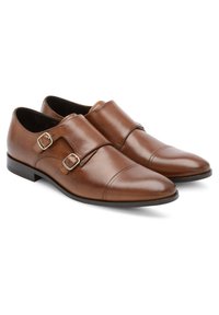 Pantofi de dress din piele maro cu două bretele și catarame argintii. Prezintă o finisare lustruită, vârf rotund și un toc jos, solid.