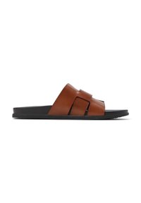 Brune lædersandal med to overlappende brede stropper, sort gummisål og struktureret fodseng. Designet til komfort og afslappet brug.