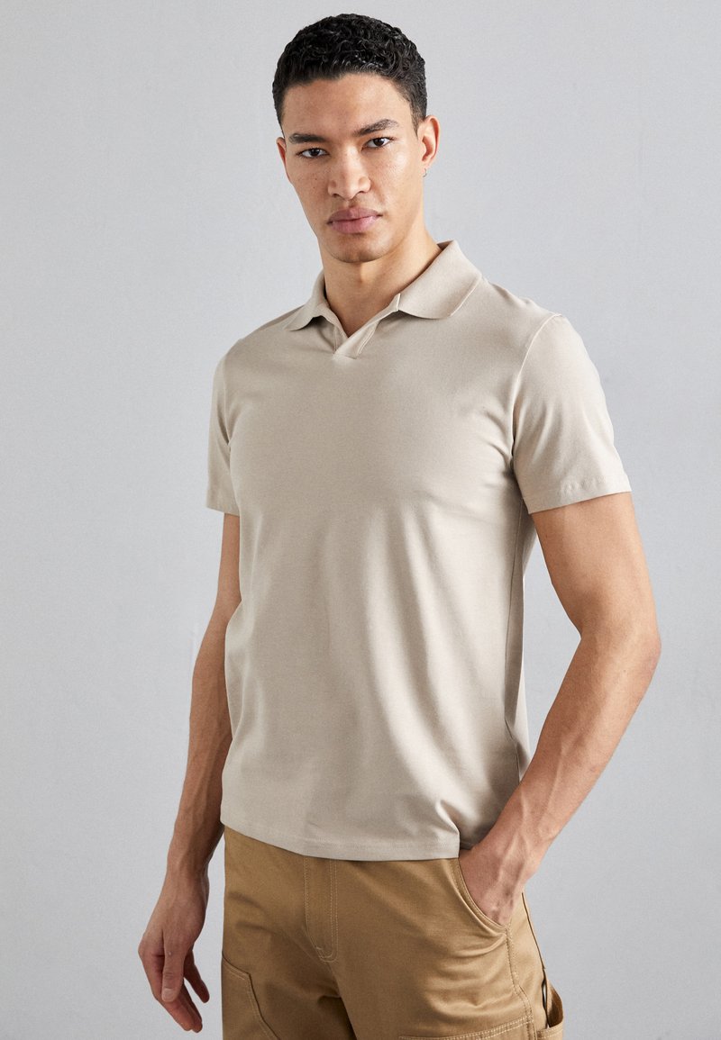 Filippa K - Poloshirt - light taupe, Vergrößern