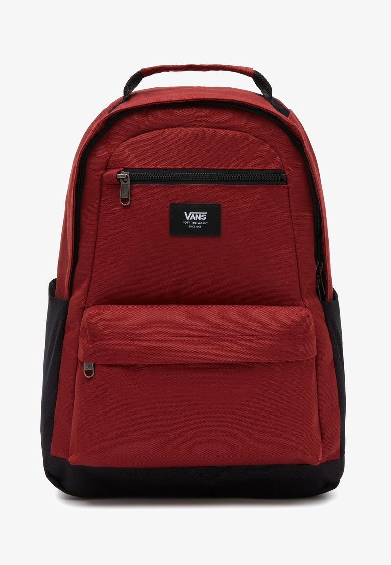 Mochila de tela roja con un gran compartimento principal, bolsillo frontal con cremallera y acento negro en la parte inferior. Cuenta con un asa superior y correas de hombro acolchadas.