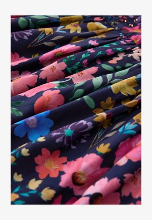 Tengerészkék alapon virágmintás szövet, rózsaszín, sárga, lila és kék virágokkal. Puha tapintású, finoman redőzött és ráncolt.