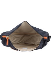 Borsa blu navy con chiusura a zip, dotata di un interno beige chiaro e dettagli in pelle arancione. L'interno presenta due tasche aperte.