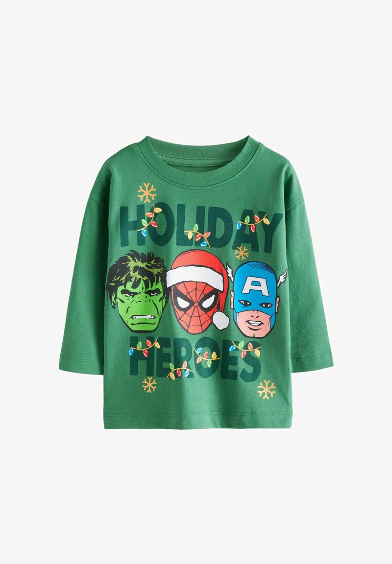 Zöld, hosszú ujjú póló, amelyen szuperhősök fejei láthatók: Hulk, Pókember és Amerika Kapitány, ünnepi témájú grafikákkal és színes fényes elemekkel.