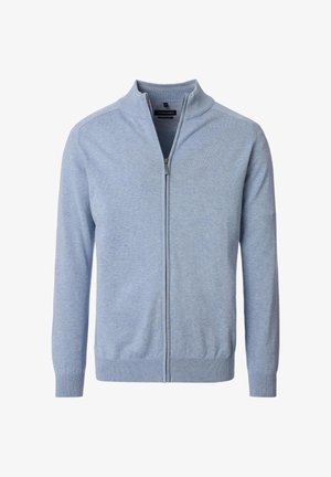 Lichtblauwe ritscardigan met een geribde kraag, manchetten en onderrand. Gemaakt van zacht materiaal, met een gladde textuur en minimale branding.