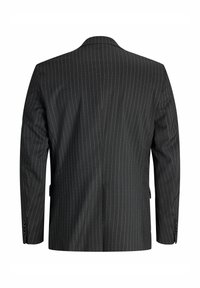Ανδρικό σακάκι με μαύρες ρίγες, μακριά μανίκια, γιακά με σχισμή και πίσω άνοιγμα, παρουσιάζεται από πίσω σε λευκό φόντο.