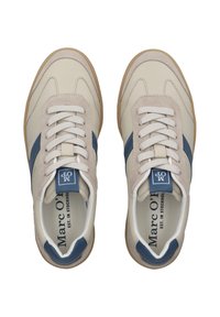 Baskets beige et marine avec une tige en cuir et en daim, dotées d'une semelle en caoutchouc, de lacets plats et d'une étiquette logo sur la languette.