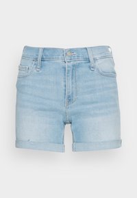 Calções de ganga azul-claro com a bainha virada, design de cinco bolsos e fecho de botão metálico. Textura suave com um acabamento desbotado.