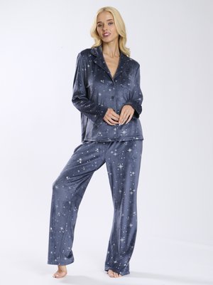Navyblauw, zachte stoffen pyjama set met een knoopsluiting bovenstuk en rechte pijpen, versierd met zilveren sterrenpatronen en een comfortabele pasvorm.