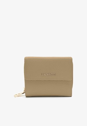 Cartera de cuero beige con superficie texturizada, un zipper dorado y el logo "LAZAROTTI" estampado en la parte frontal. Forma rectangular compacta.