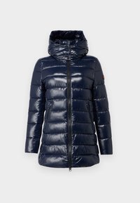 Navyblauwe pufferjack met een glanzende afwerking, voorzien van een capuchon, een ritssluiting aan de voorkant en ribbelmanchetten; gequilt patroon voor isolatie.