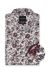 Slim fit koszula w kolorze białym z kwiatowym wzorem w odcieniach burgundowym, granatowym i beżowym. Zawiera detale w postaci guzików oraz próbkę materiału dla odniesienia tekstury.