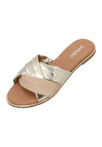 Sandal en métal doré et beige avec un design de sangle torsadée, texture lisse, semelle plate et semelle intérieure rembourrée pour le confort.