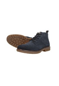 Donkerblauwe suede enkellaarsjes met bruine rubberen zolen, met een ronde neus, vetersluiting aan de voorkant en een contrasterende stikding rond de zool.