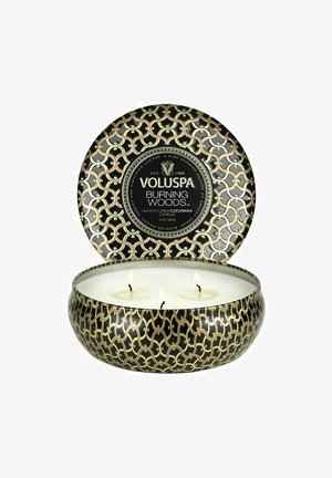 Sort og guldmønstret Voluspa Burning Woods tre-væget lys i en dekoreret rund dåse med matchende låg.