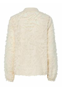 Valkoinen tekoturkistakki, jossa on teksturoitu pinta, pitkät hihat ja klassinen kaulus; koristeltu pehmeällä, aaltoilevalla kuviolla.