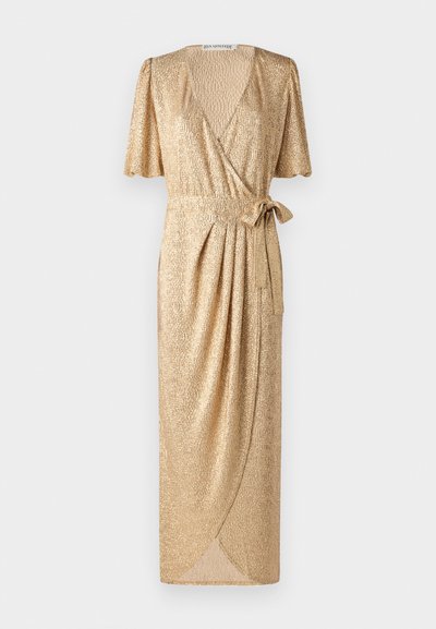 Rochie aurie cu mâneci scurte tip flutter, material texturat, talie legată și o siluetă fluidă. Prezintă un decolteu în V și lungime midi.