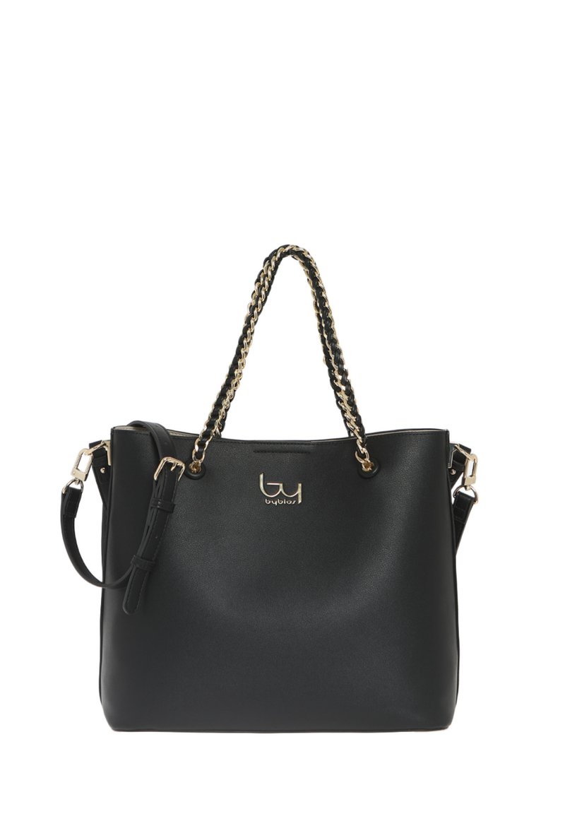 Borsa a tracolla nera in ecopelle con accenti dorati, manico a doppia catena e tracolla regolabile. Presenta un logo sul lato anteriore e una forma strutturata.