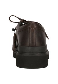 Scarpa in pelle marrone con punta arrotondata, suola in gomma nera e design con lacci. Presenta dettagli di cucitura e un accento laterale con etichetta.