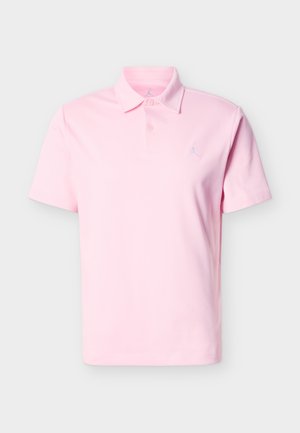 Tricou polo roz deschis cu mâneci scurte, guler, două nasturi și un mic logo gri pe pieptul stâng și în interiorul gulerului.