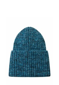 Dzianinowa czapka beanie w różnych odcieniach niebieskiego, z prążkowaną strukturą i podwiniętym mankietem na dole.