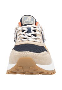 Baskets beige et marine en matériaux mesh et daim, avec des accents orange, des lacets rayés et une semelle en caoutchouc texturé.