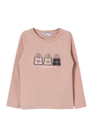 Maglietta rosa chiaro a maniche lunghe con tre borse illustrate in rosa, beige e nero, e il testo "PINKO STAFF" sotto di esse.
