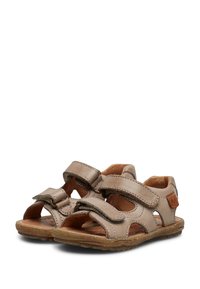 Jasnobrązowe skórzane sandały z regulowanymi paskami, otwartym przodem i bocznymi wycięciami. Teksturowana podeszwa dla lepszej przyczepności. Wnętrze wyściełane dla wygody.