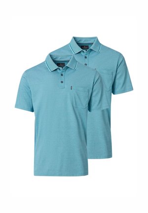 Kaksi vaaleansinistä lyhythihaista poolopaitaa, joissa on kolmen napin nappilista, rintataskut ja kauluksissa valkoinen kontrastiraita.