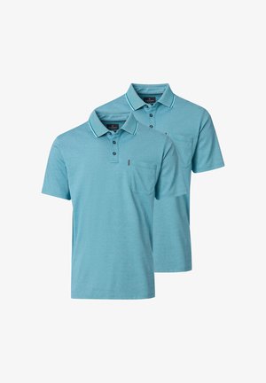 Zwei hellblaue Poloshirts mit kurzen Ärmeln, dreiknöpfigen Knopfleisten, Brusttaschen und kontrastierendem weißen Streifen am Kragen.