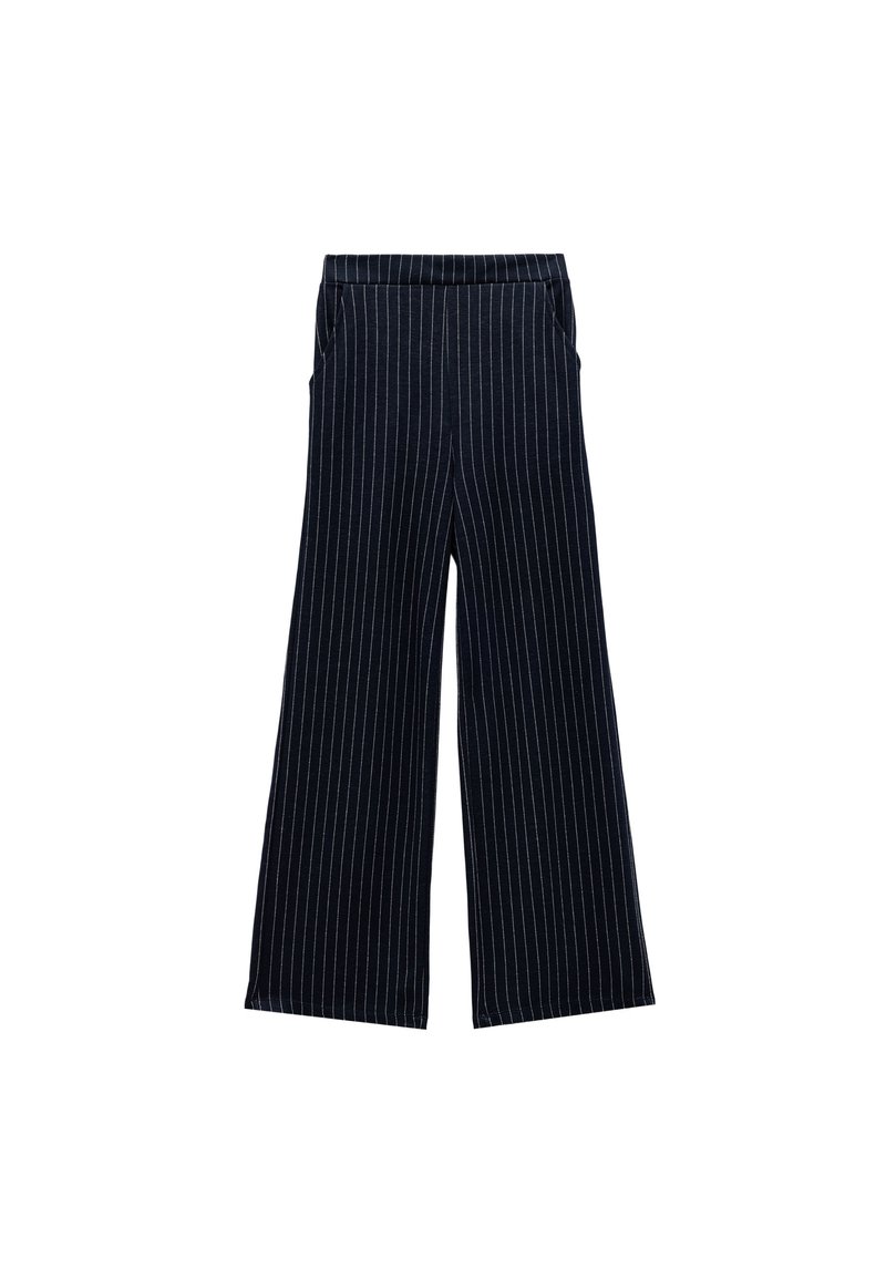 Navy blauwe wijde broek met witte verticale streepjes en zijzakken, plat gelegd op een witte achtergrond.