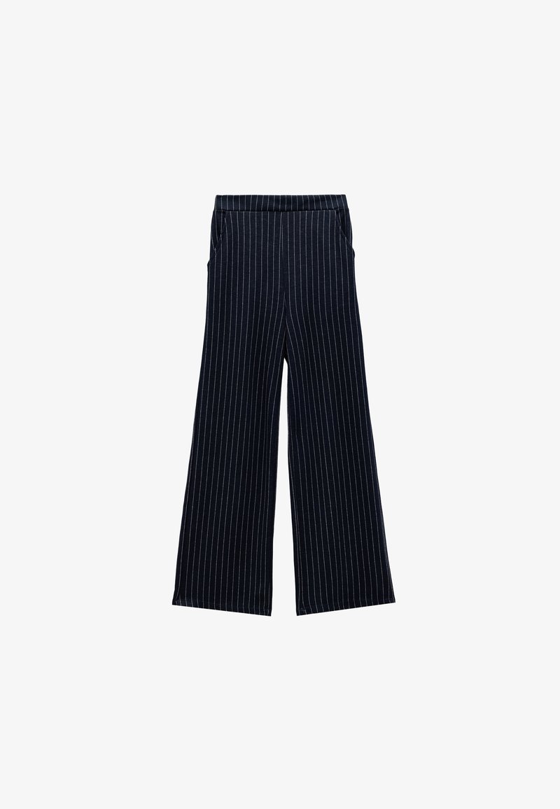 Navy blauwe wijde broek met witte verticale streepjes en zijzakken, plat gelegd op een witte achtergrond.