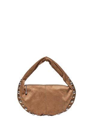 Brązowa zamszowa torebka w kształcie półksiężyca z wyściełanym uchwytem i srebrnymi okrągłymi ćwiekami na krawędziach, wyposażona w górny zamek błyskawiczny z łańcuszkowym uchwytem.