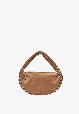 Sac à main en daim marron en forme de croissant avec poignée rembourrée et clous ronds argentés le long des bords, doté d'une fermeture éclair supérieure avec tirette en chaîne.