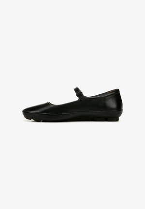 Ballerine en cuir noir avec un bout arrondi, une fine sangle et une semelle en caoutchouc plate. Texture lisse avec un design épuré et minimal.