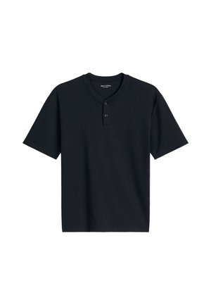 Czarna koszulka Henley z krótkim rękawem, dwoma guzikami i okrągłym dekoltem, z metką marki Marc O’Polo wewnątrz kołnierzyka.