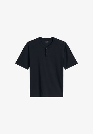 Schwarzes Henley-Shirt mit kurzen Ärmeln, zwei Knöpfen und rundem Ausschnitt, das das Marc O'Polo Markenlabel innen am Kragen zeigt.