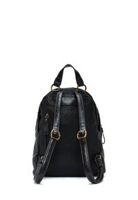 Mochila de cuero negro con correas ajustables dobles, asa superior y detalles en dorado. Superficie texturizada con forma redondeada.